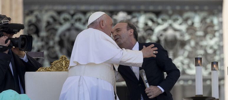 Show di Benigni, dal bacio al Papa al campo largo