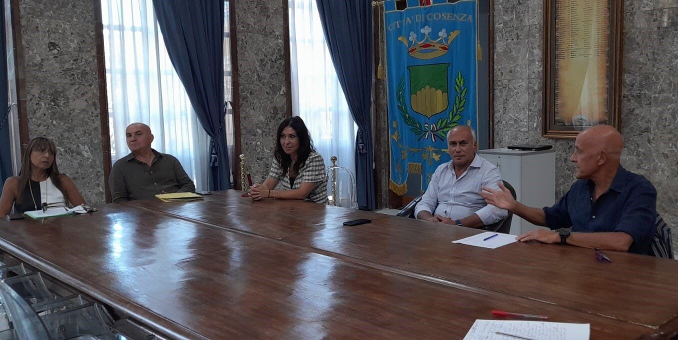 Caruso ai dirigenti scolastici degli istituti comprensivi: «Garantire una scuola con servizi di qualità»