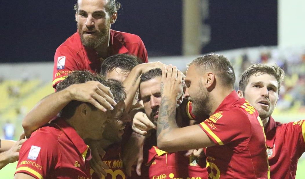 Il Catanzaro strapazza il Latina (5-0), il Crotone batte il Pescara. Le calabresi guidano la Serie C