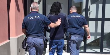 Catanzaro, molestie nei confronti di passanti: disposto il provvedimento di trattenimento di un nigeriano – VIDEO