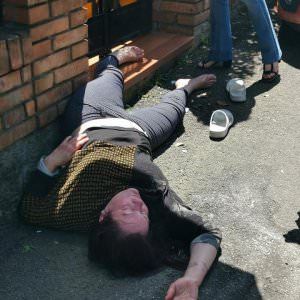 Donna svenuta sul marciapiedi, l'ambulanza va via senza intervenire