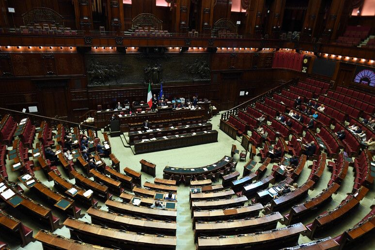 Ok della Camera alla sospensiva sul salario minimo, l’opposizione: «Vergogna»
