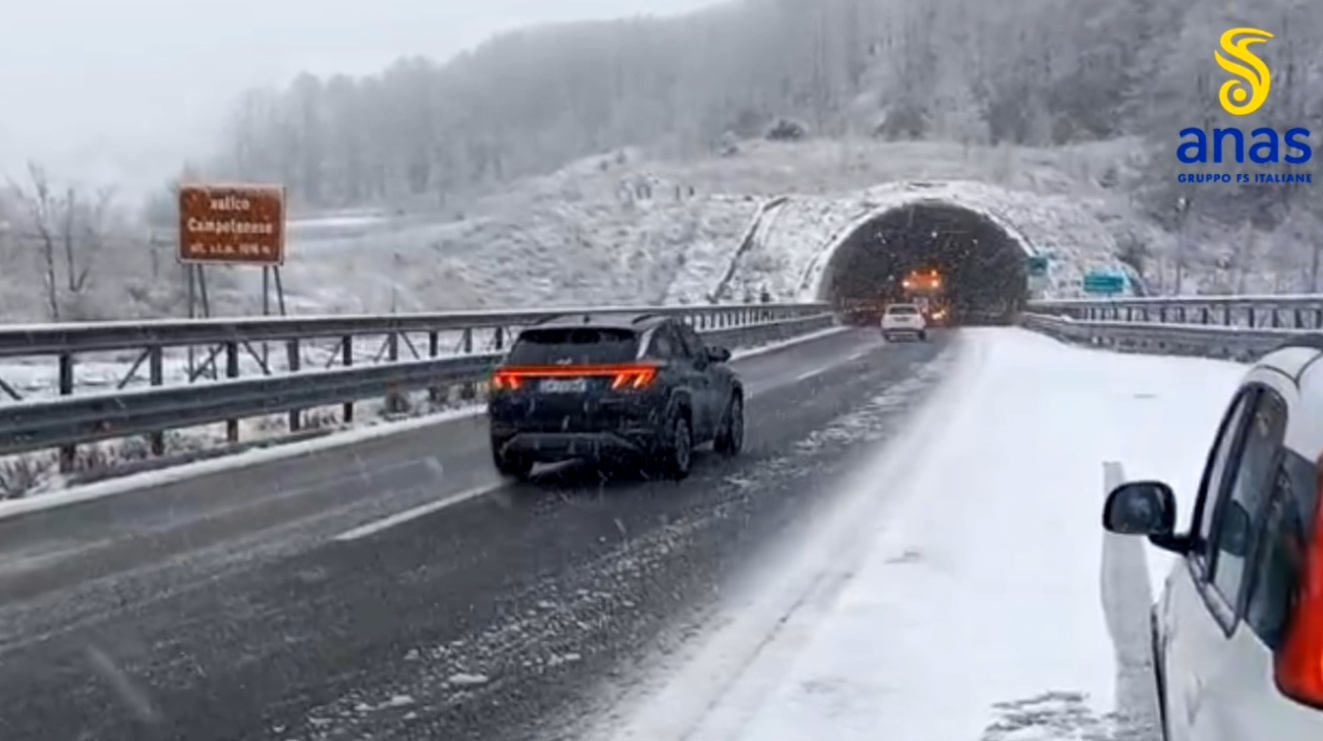 Anas, mezzi in azione lungo i tratti interessati dalle precipitazioni nevose nel Cosentino – VIDEO