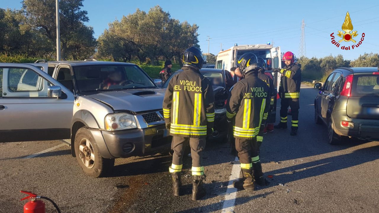 Scontro tra due auto nel Catanzarese, cinque feriti – FOTO