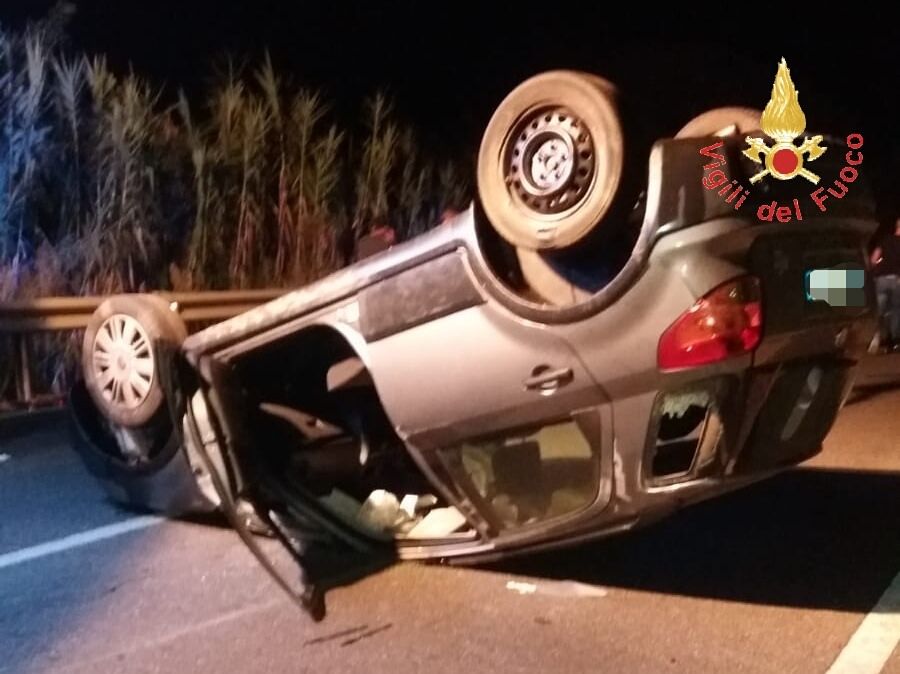 Si ribalta e resta incastrata tra le lamiere, donna ferita a Lamezia