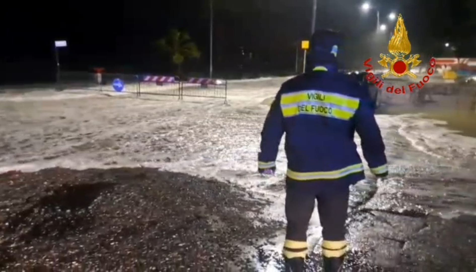 Catanzaro Lido, tecnico Enel resta intrappolato sotto un metro d’acqua: salvato dai Vigili del Fuoco – VIDEO
