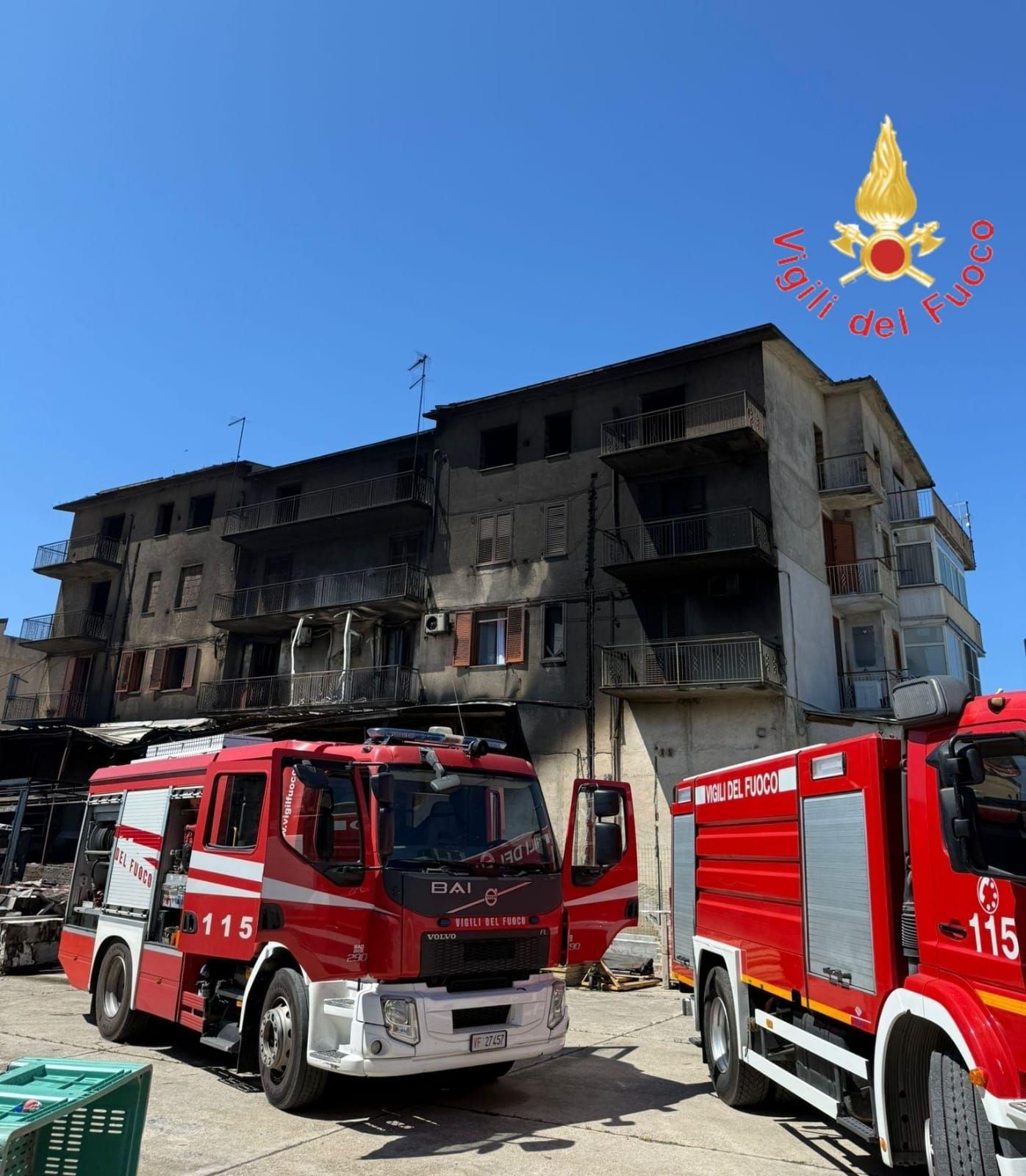 Paura nel Cosentino, nella notte in fiamme tre camion e una palazzina