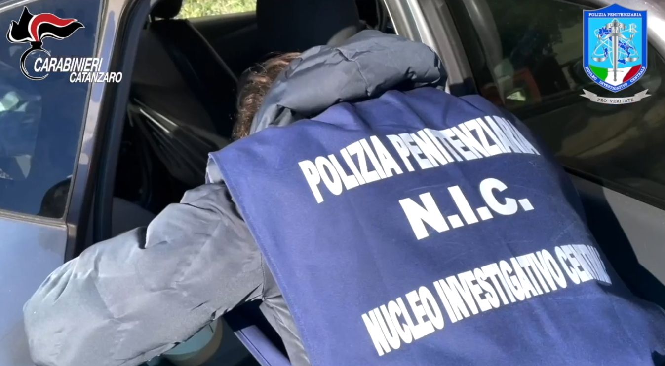 Camorra e Sacra Corona Unita, nel carcere di Catanzaro i “favori” agli esponenti dei clan Coffa, Contini e Gionta