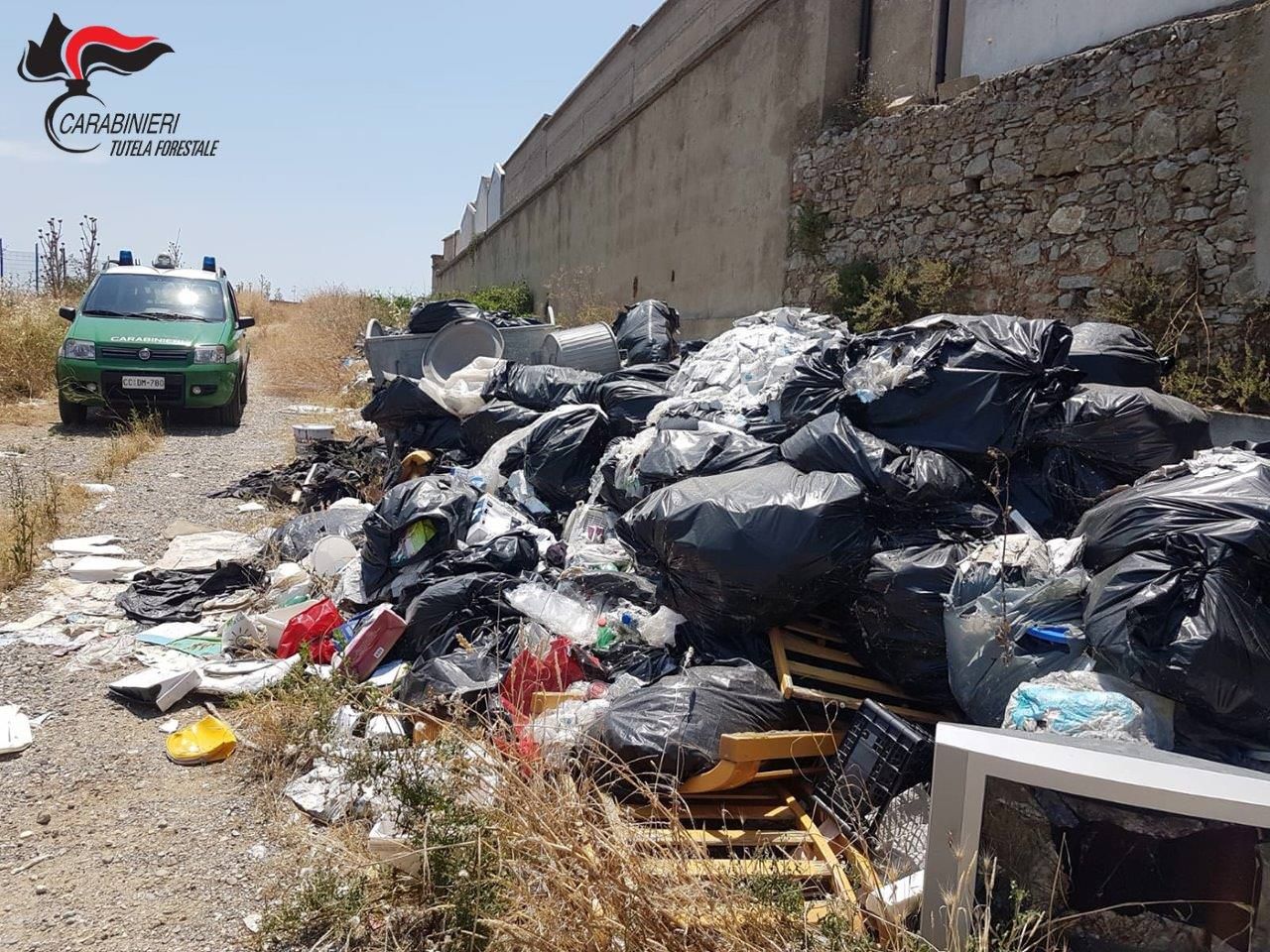 Rifiuti abbandonati e sbancamenti abusivi, sequestri e denunce nel Cosentino