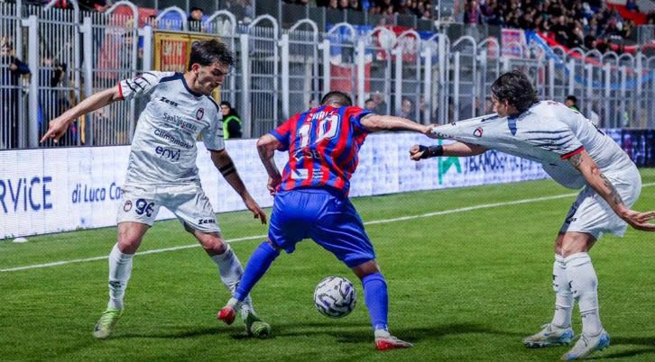 Colpo esterno del Crotone: 2-1 al Casarano nel finale
