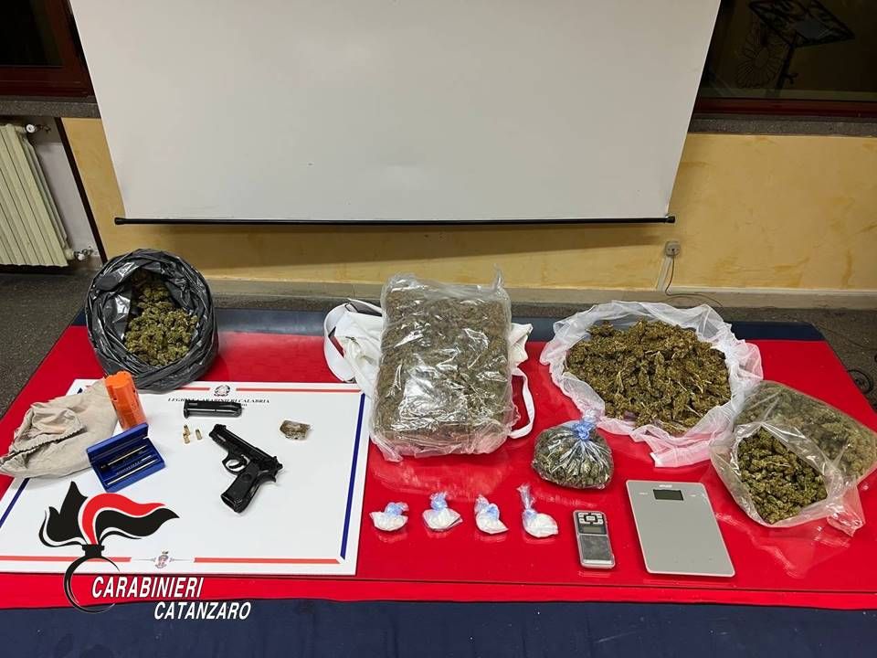 Satriano, droga e armi in casa: arrestato 31enne pregiudicato – VIDEO