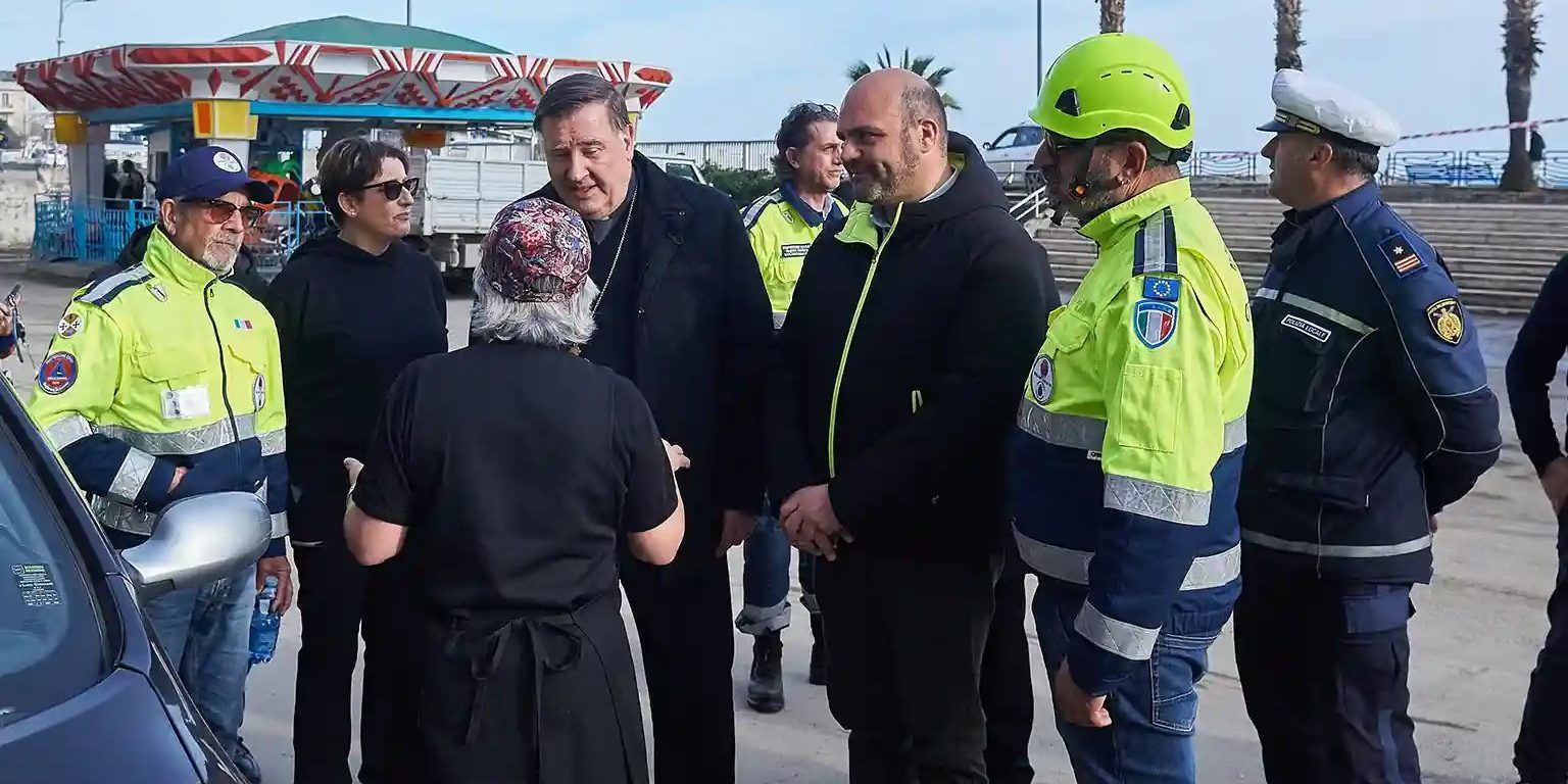 Il vescovo di Catanzaro monsignor Claudio Maniago nelle zone colpite dal ciclone Harry