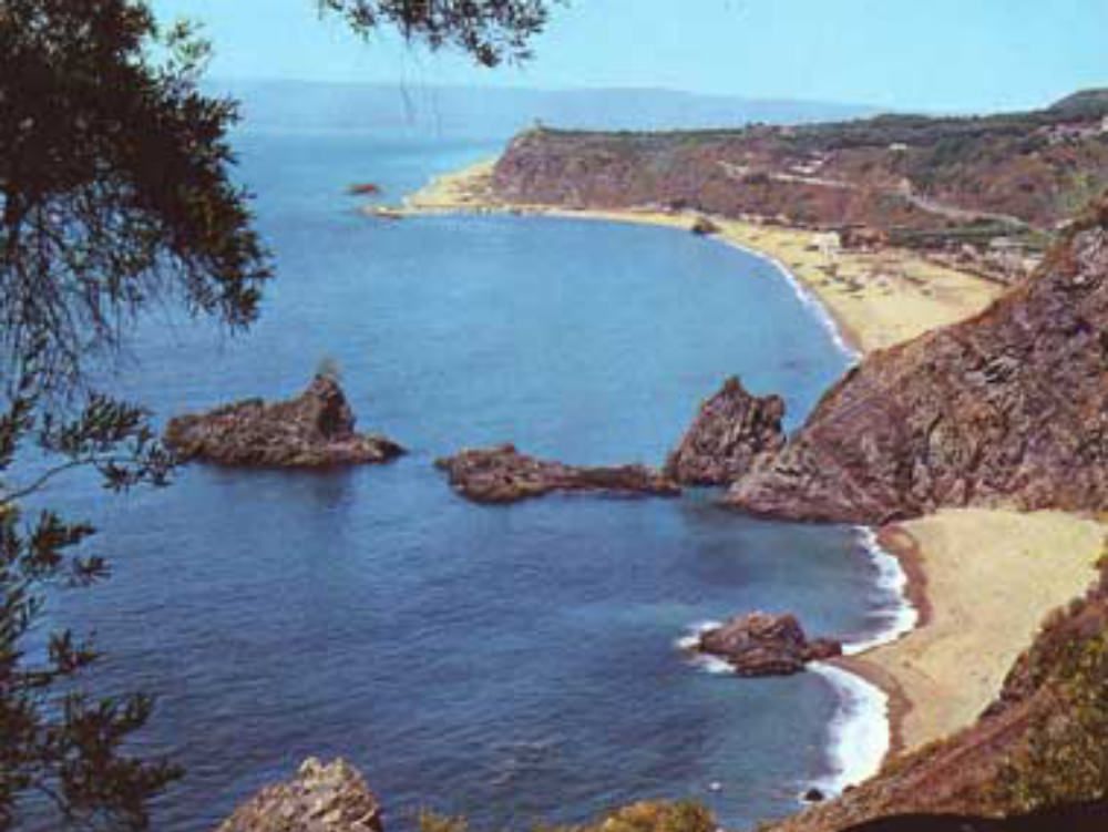 Palmi, si tuffa in mare e muore