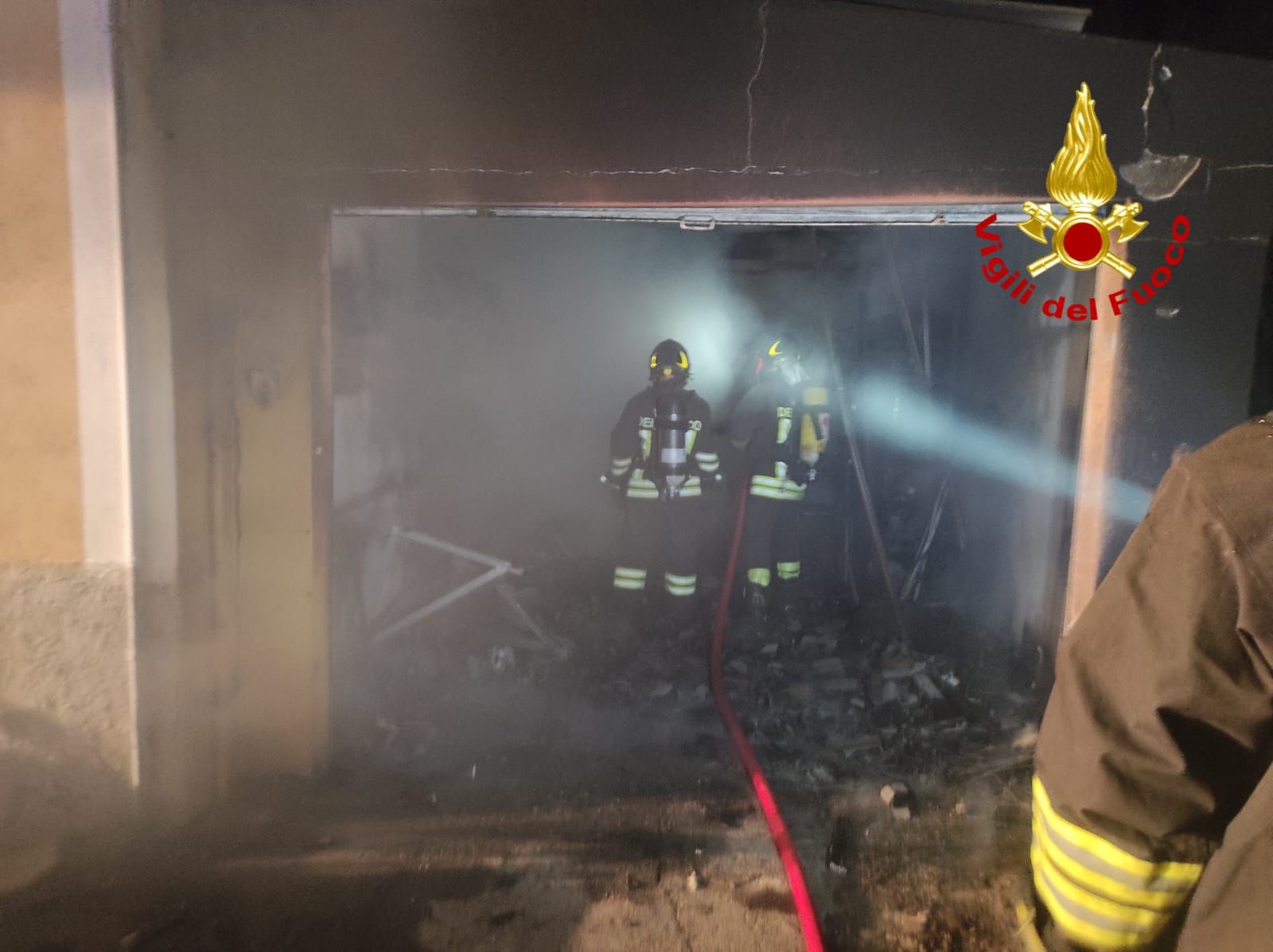 Distrutto dal fuoco un magazzino di utensili a Strongoli Marina – FOTO