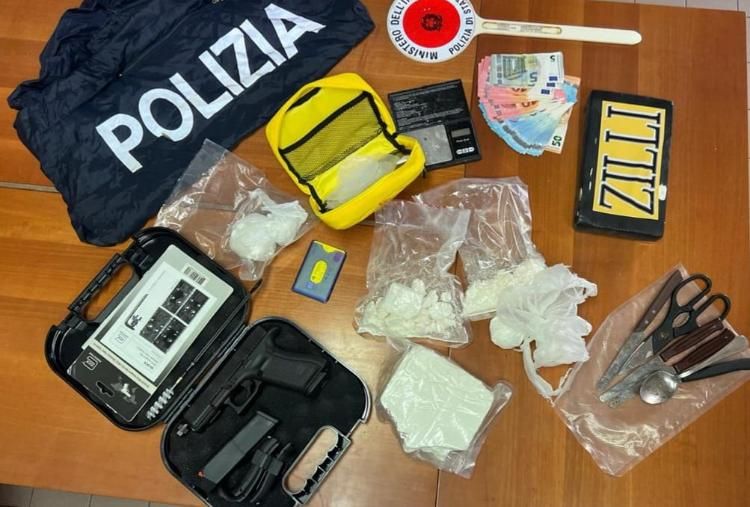Crotone, rinvenuti 2 kg di cocaina, una pistola e denaro. Tre arresti nel quartiere Acquabona