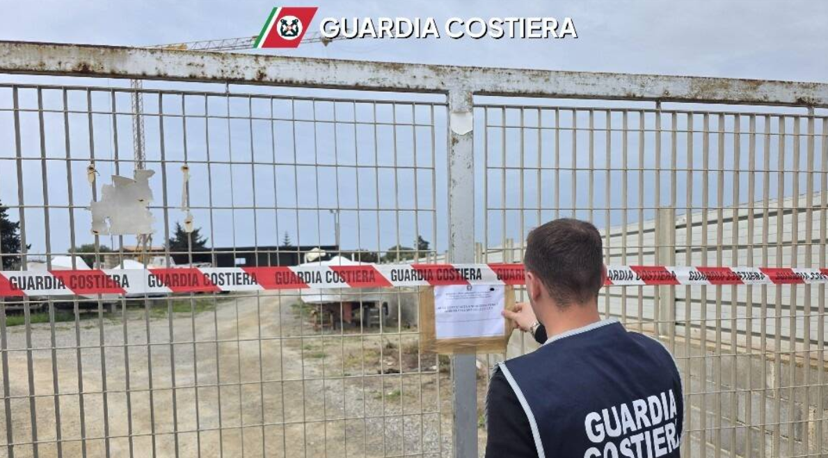 Sequestrato un cantiere nautico abusivo in un’area di 5 mila metri quadri a Le Castella