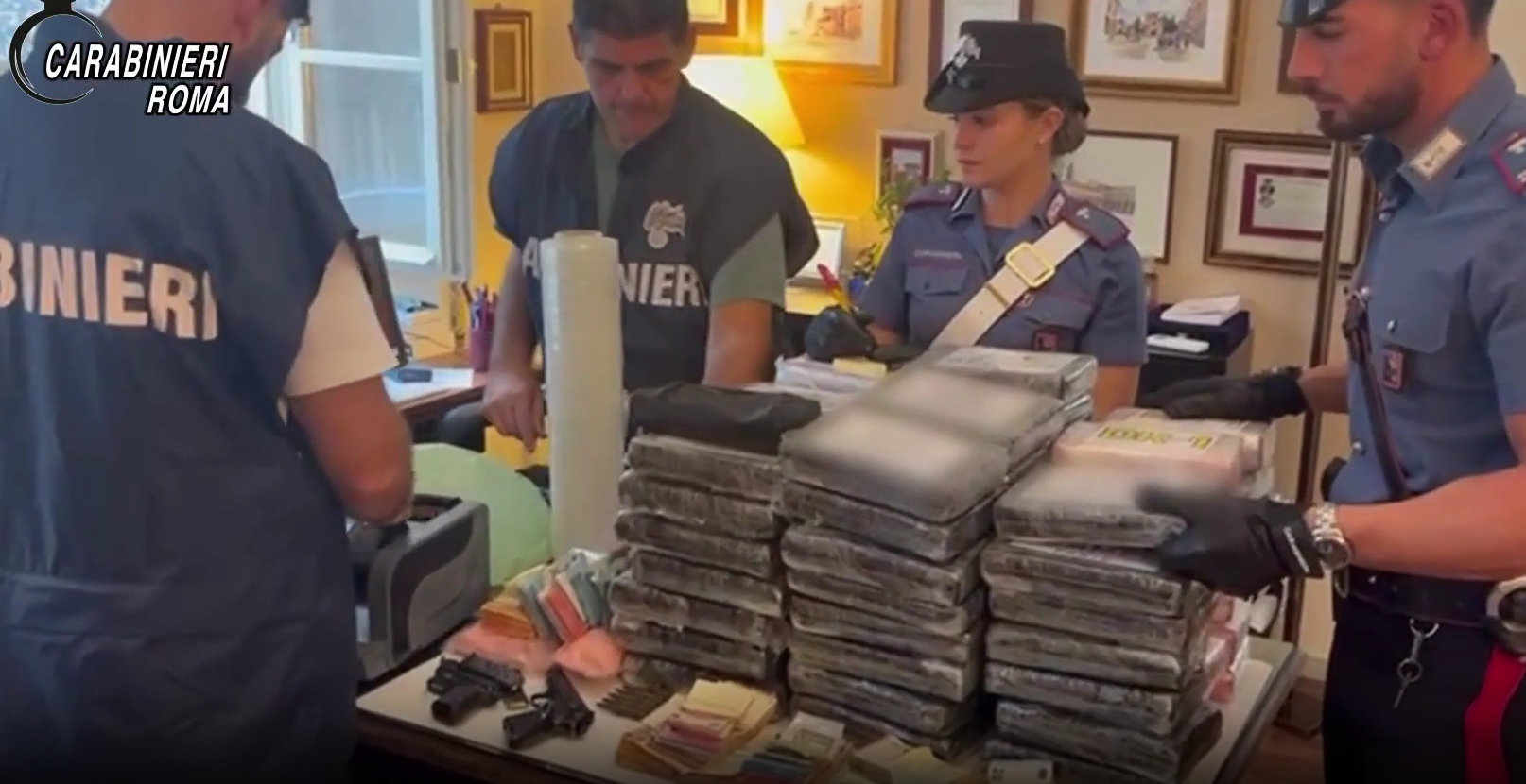 67 chili di droga e armi illegali in casa: arrestato 35enne calabrese a Roma – VIDEO