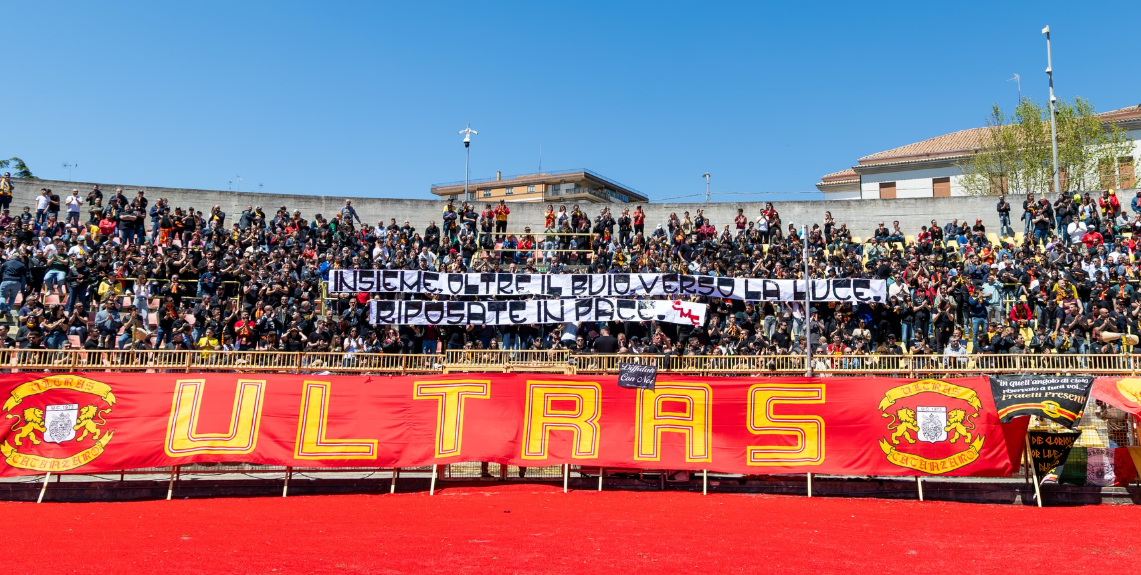 Catanzaro, lo striscione e il silenzio della curva per Anna e i suoi figli