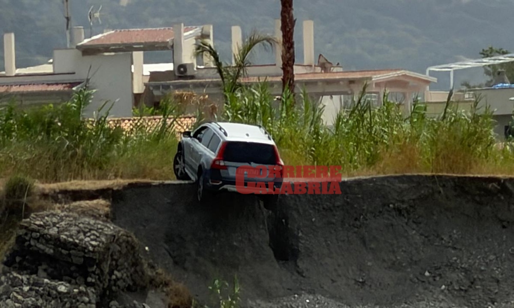 Nocera Terinese, auto finisce in bilico su una scarpata