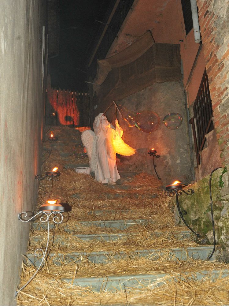 Panico a Panettieri: fiamme sul presepe vivente