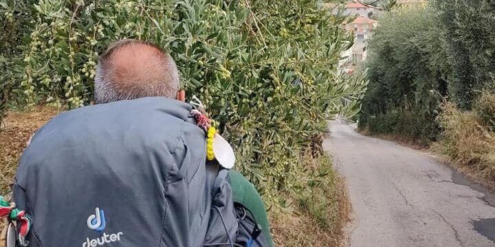Da Donnici a Roma per incontrare il Papa: il viaggio a piedi di don Santino