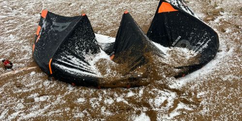 La neve sulla battigia e la mareggiata, vista spettacolare a Crotone