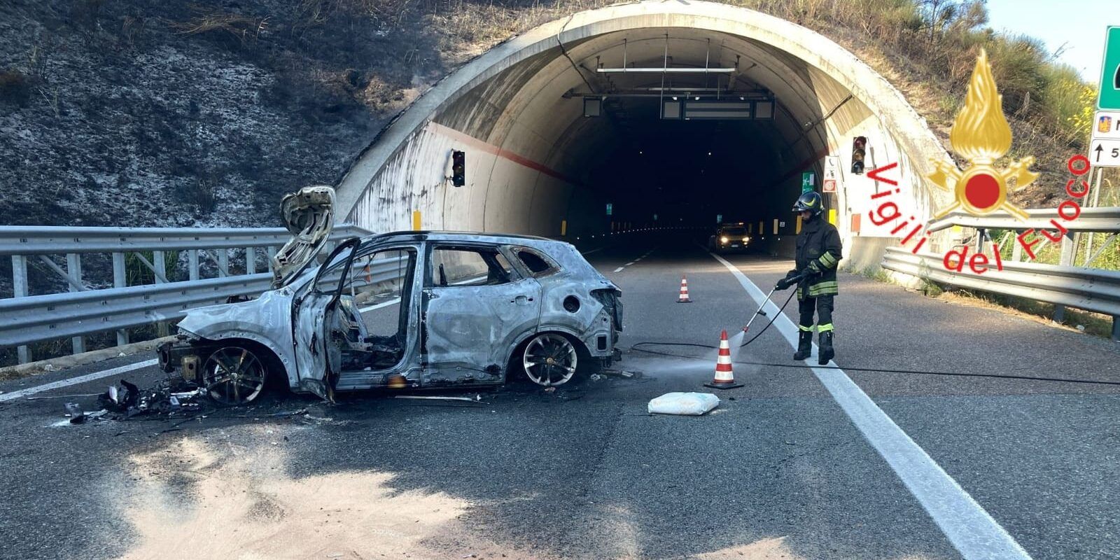 Incidente sulla A2, in fiamme un Suv