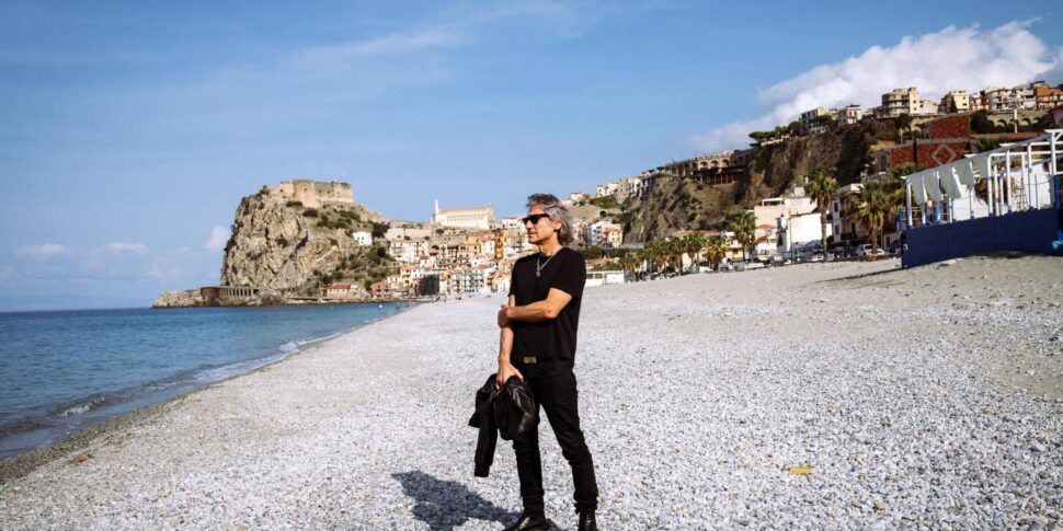 Ligabue incantato dalla Calabria: torna per il tour e fa “tappa” sulla spiaggia di Scilla