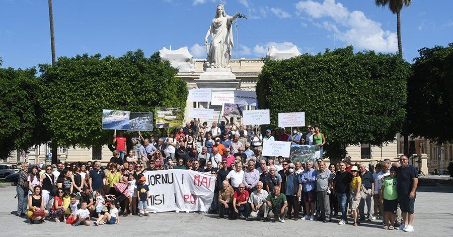 Protesta dei cittadini di Mosorrofa: «Abbandonati dal Comune di Reggio»
