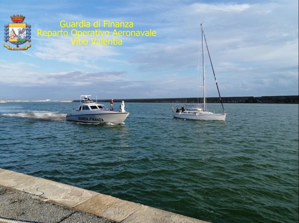 Crotone, sbarcati 52 migranti. Fermati due presunti scafisti – VIDEO