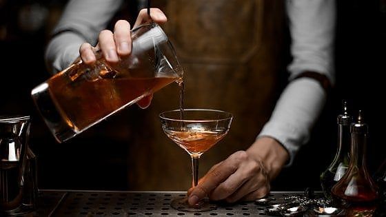 In vacanza in Calabria si innamora del barman. Lui si fa dare del denaro, ora è a processo per truffa