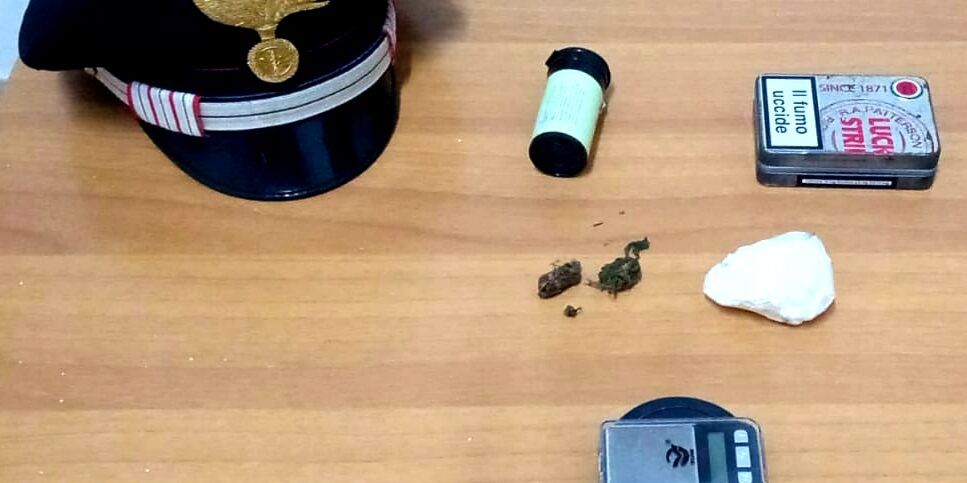 Lanciano la droga dall’auto, due arresti nel Crotonese