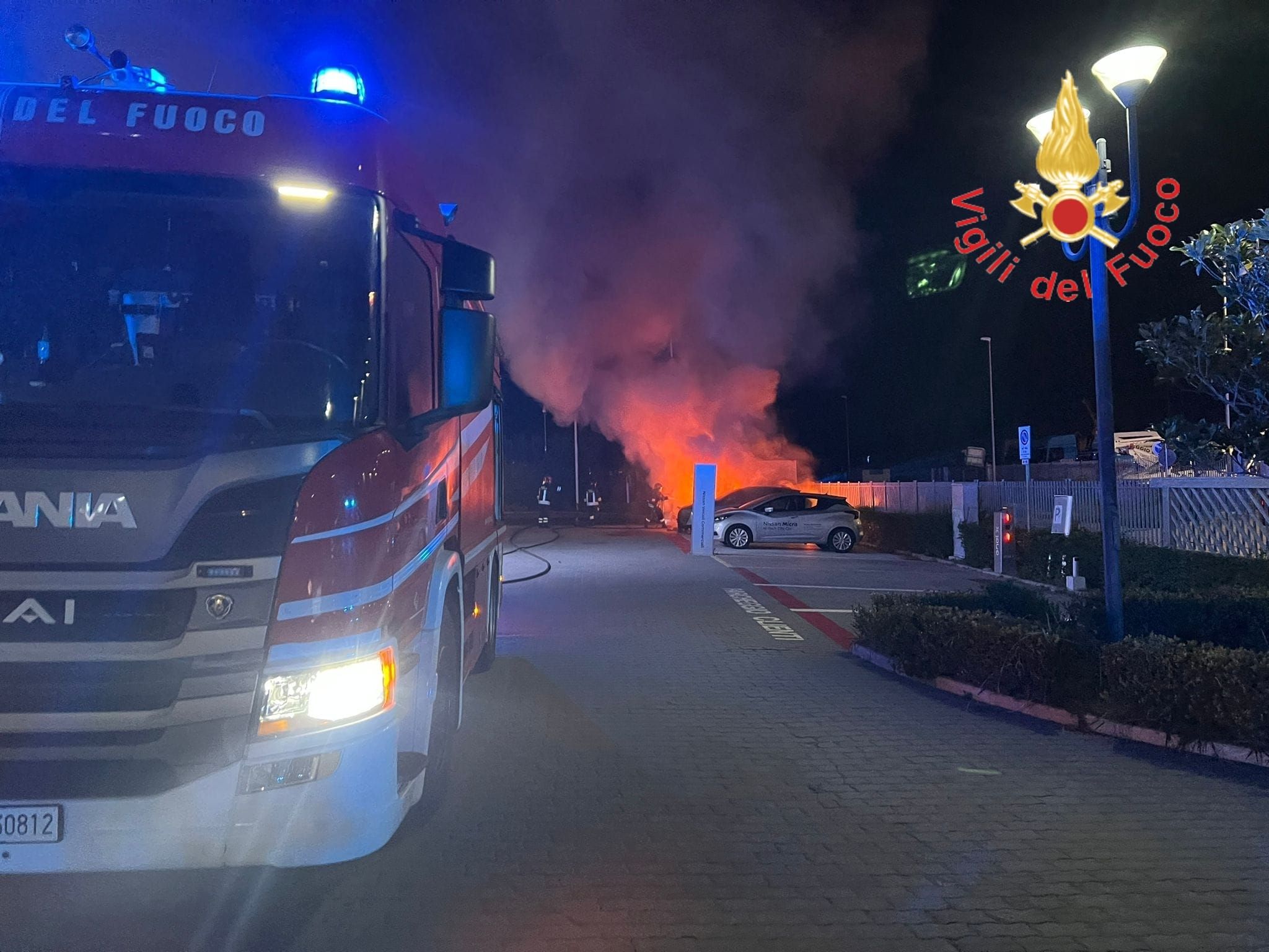 Catanzaro, auto a fuoco nel piazzale di una concessionaria