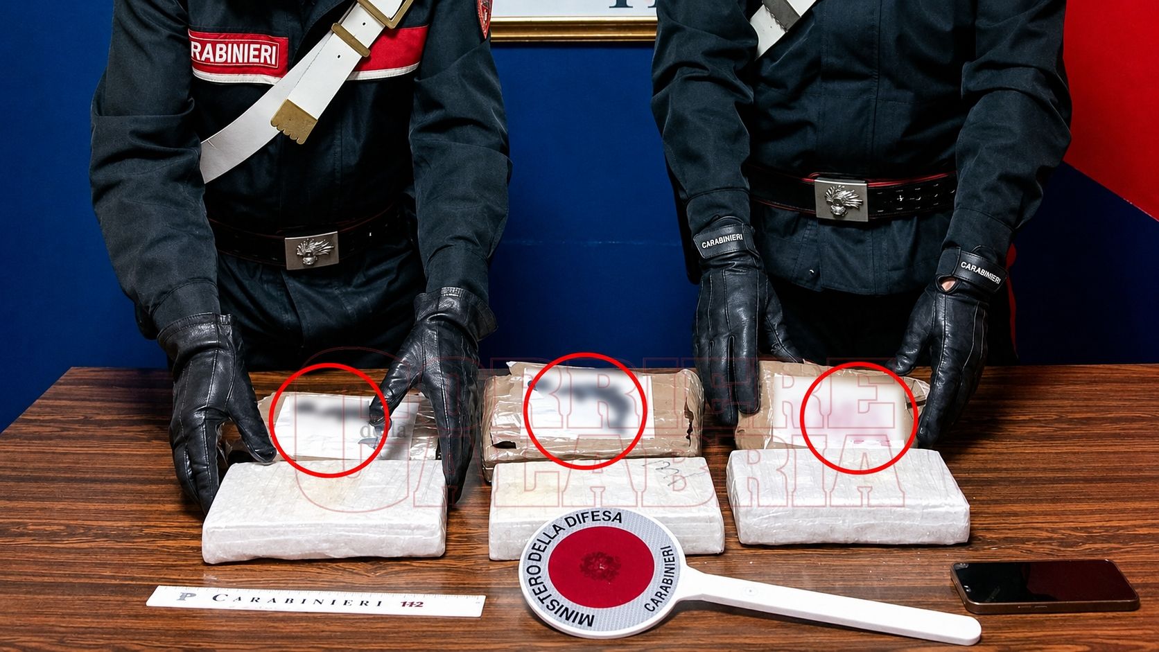 ’Ndrangheta, in Sicilia con tre chili di cocaina e il figlio di due anni in auto. Il messaggio in codice prima dell’arresto: «C’è mia moglie»