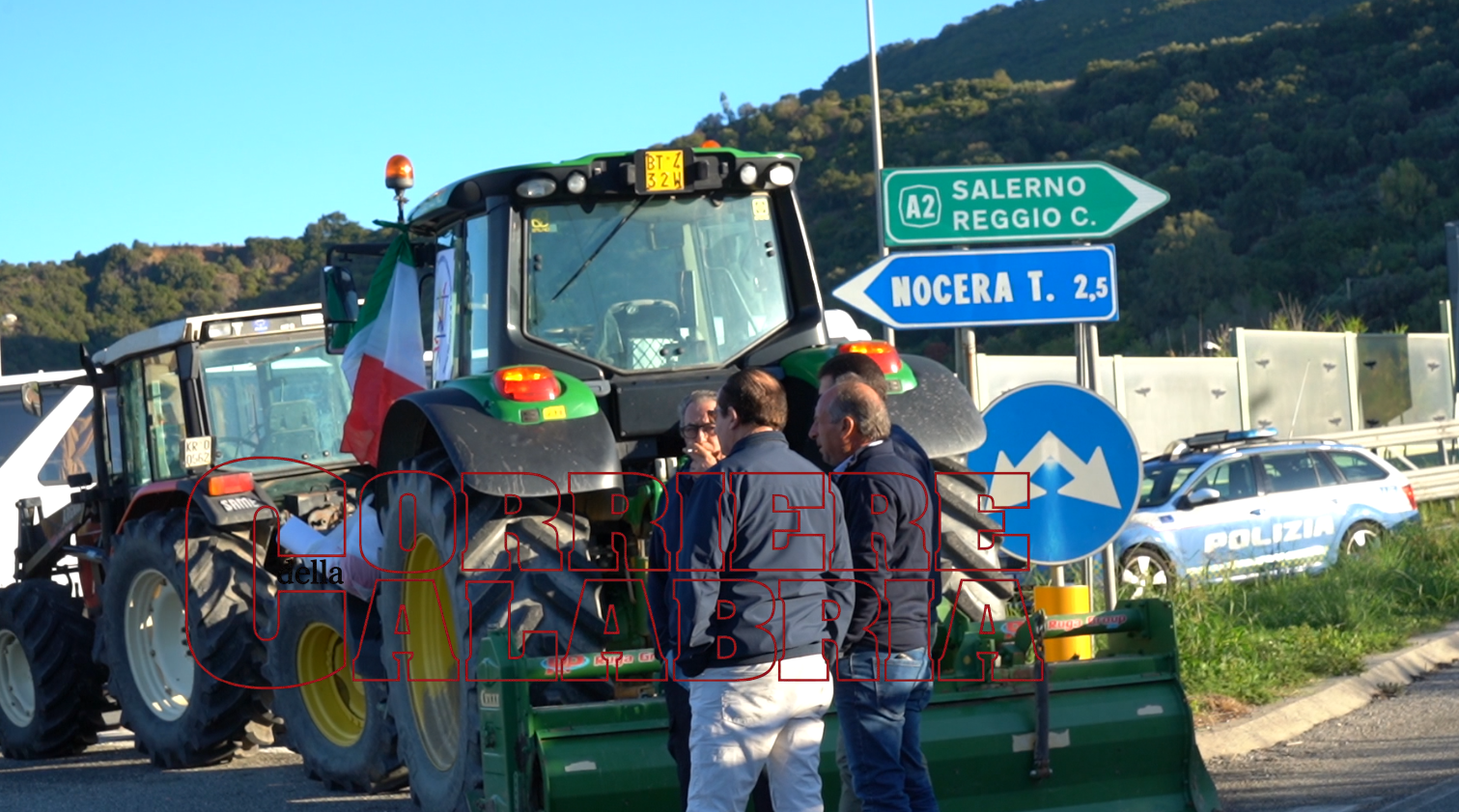 Falerna, trattori allo svincolo autostradale. La protesta di MTA «prosegue a oltranza» – FOTO E VIDEO