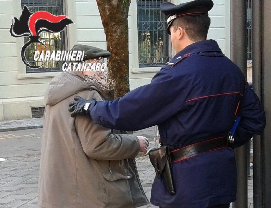 Si finge badante e raggira un anziano, 38enne denunciata