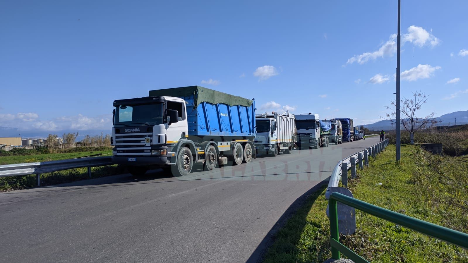 Mezzi fuori dai cancelli, a Lamezia stop al conferimento dei rifiuti – FOTO E VIDEO