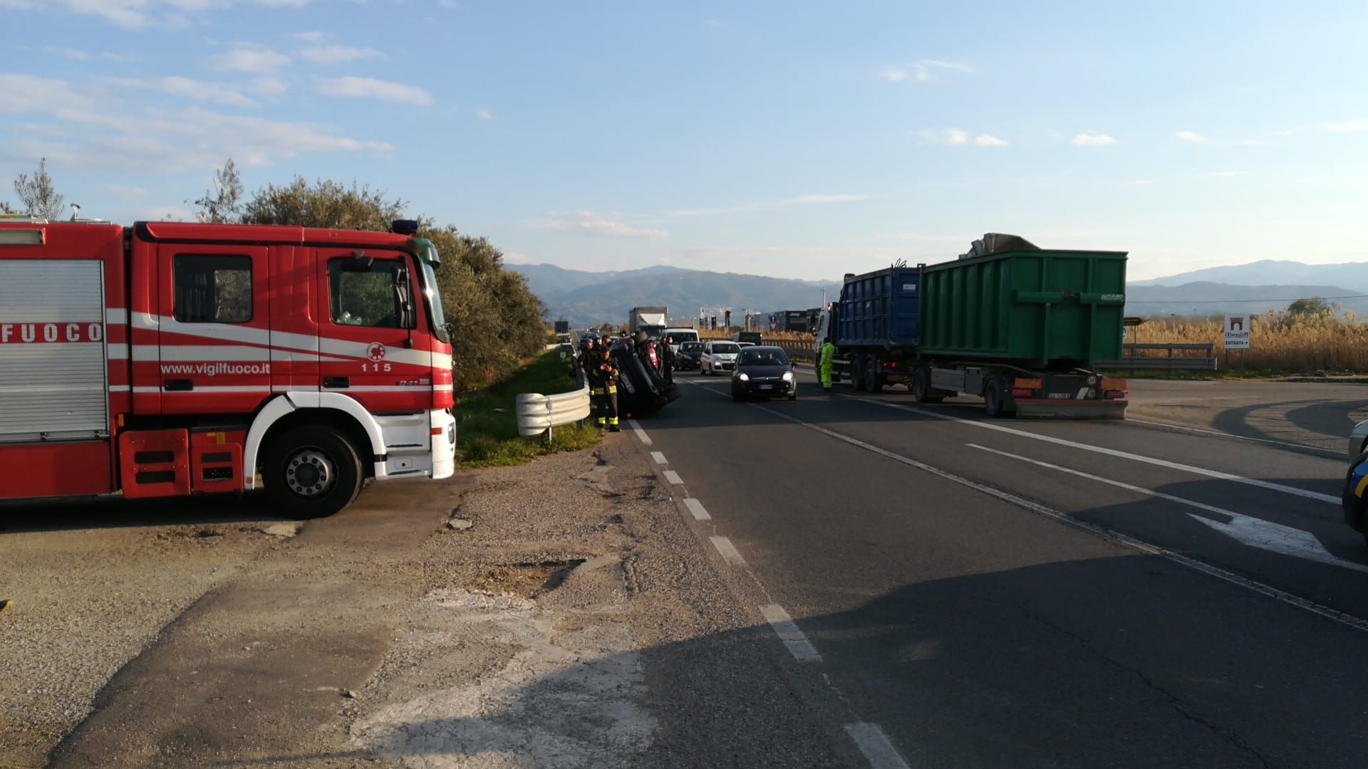 Corigliano Rossano, auto si ribalta sulla statale 106: tre feriti