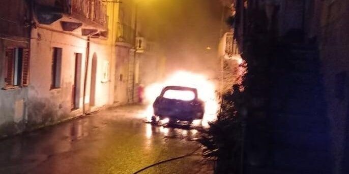Auto in fiamme nel centro storico di Cortale. Indagano i carabinieri