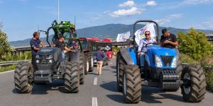 Agricoltori in protesta, i trattori arrivano a Lamezia. «Produciamo in perdita, così non si può andare avanti» – FOTO E VIDEO