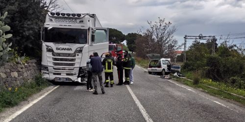Incidente sulla Statale 106 a Roseto: ragazza incastrata tra le lamiere