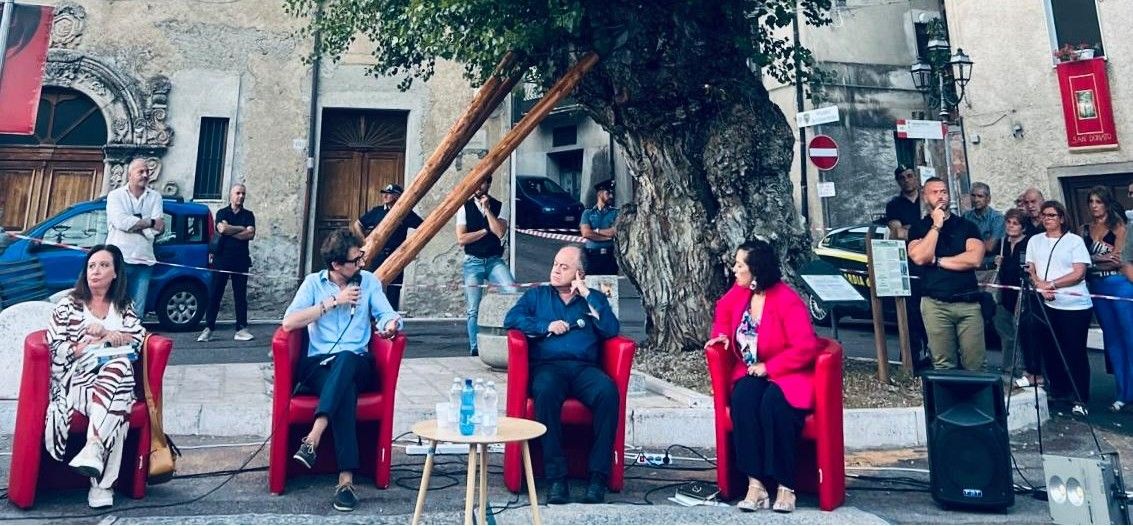 Casali del Manco, piazza gremita per la “Notte della Legalità” con il procuratore Gratteri