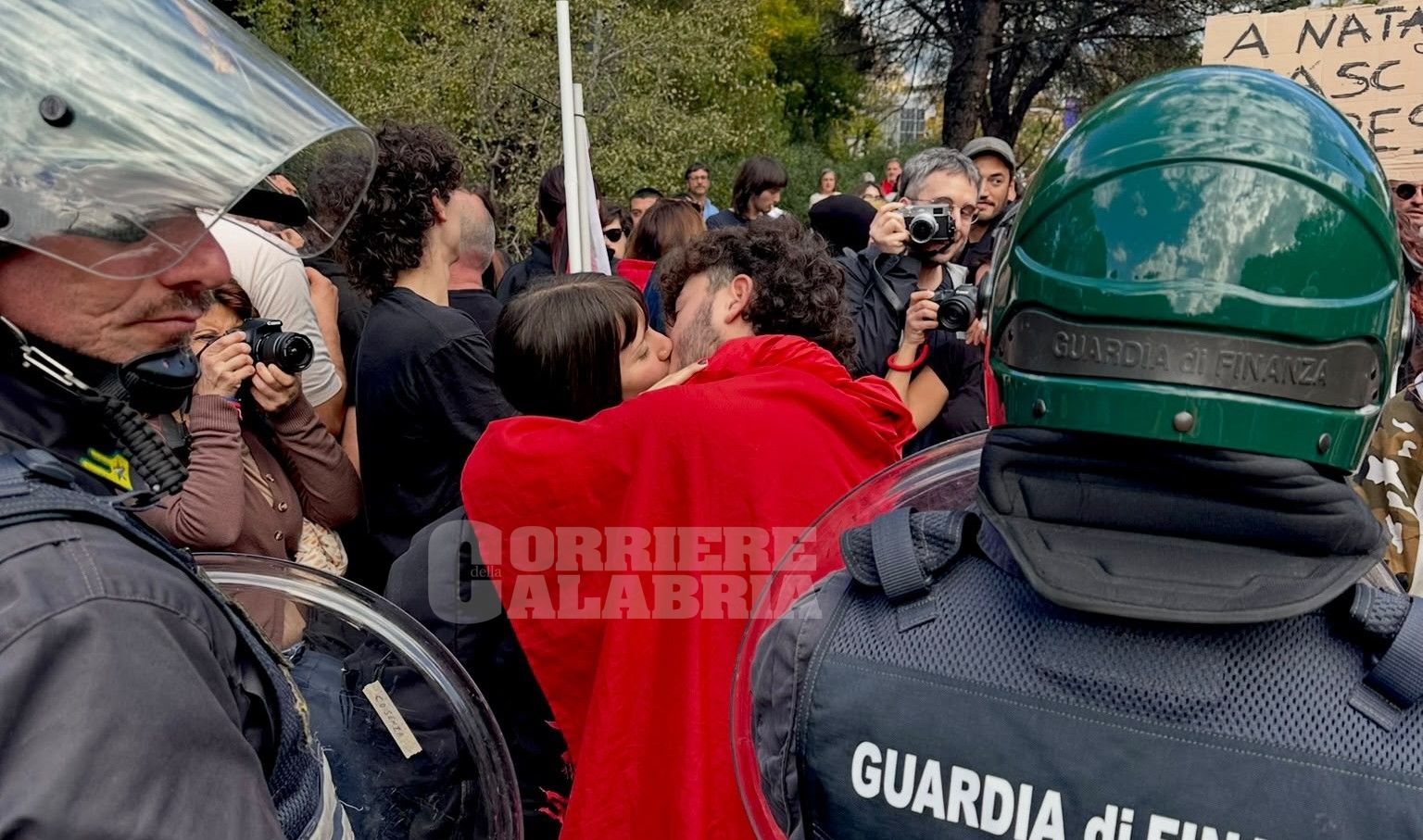 La rivoluzione, per un istante, è un bacio