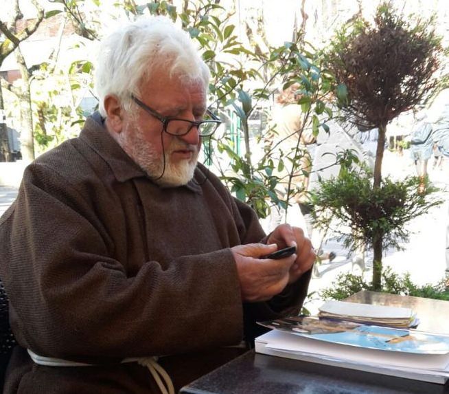 Padre Fedele grida al complotto: «Fatemi dire Messa»