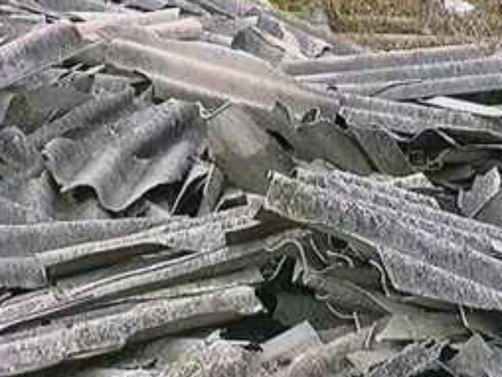 Sequestrato deposito abusivo di lastre di eternit