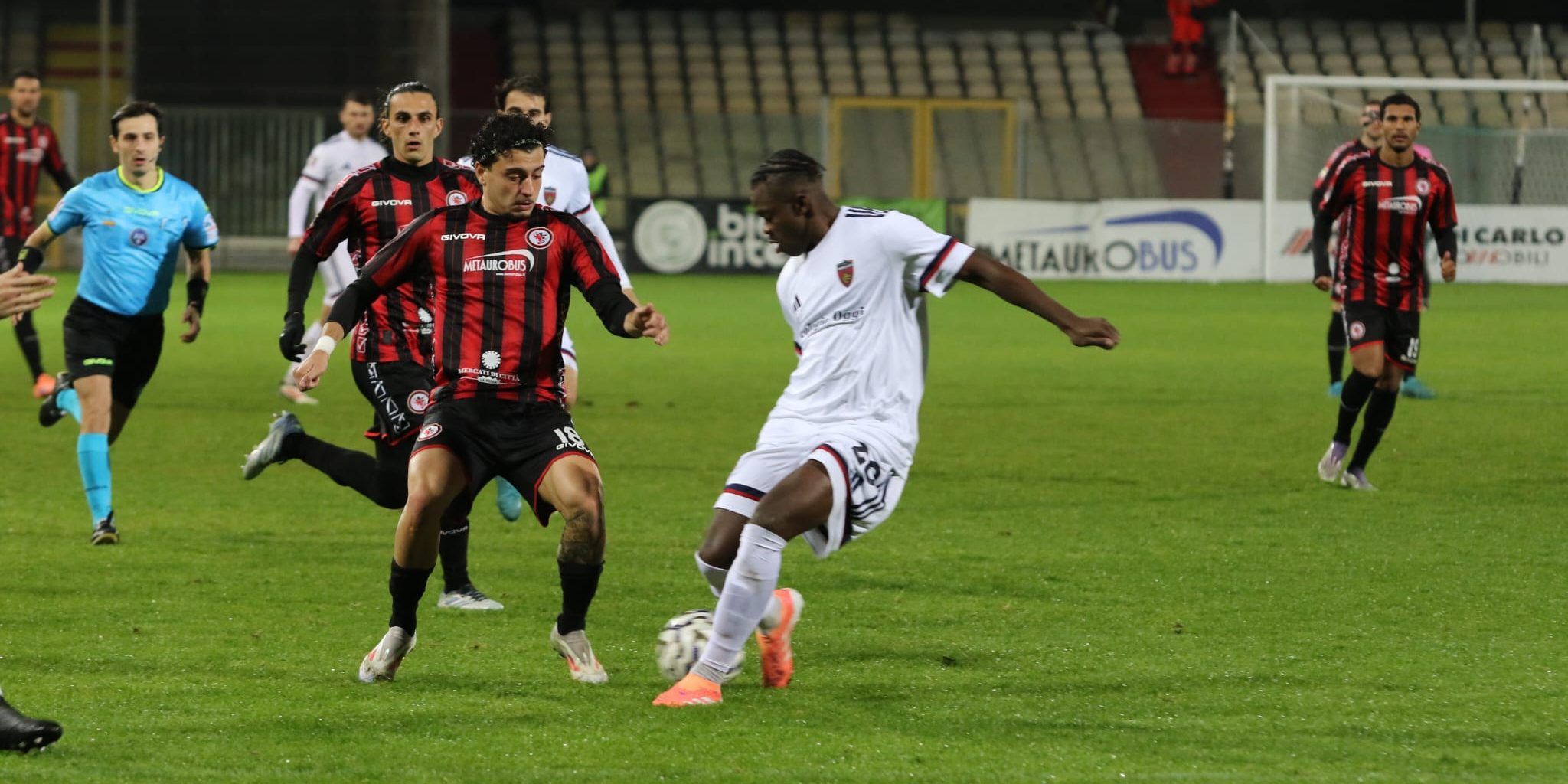 Cosenza, non si può perdere così: a Foggia due rigori sbagliati e gol subito a fine recupero