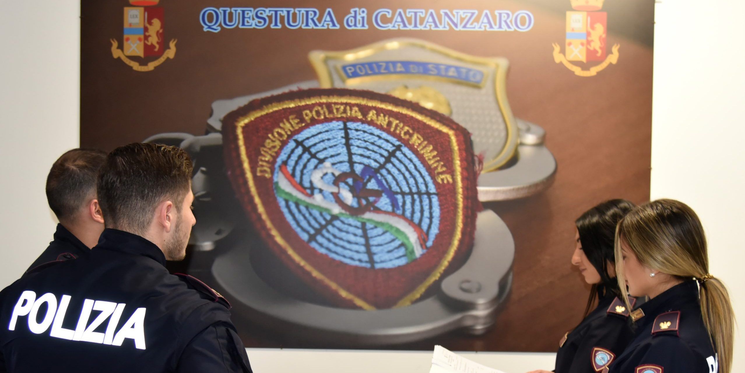 Bevono champagne e scappano senza pagare, Daspo Willy per due giovani a Catanzaro
