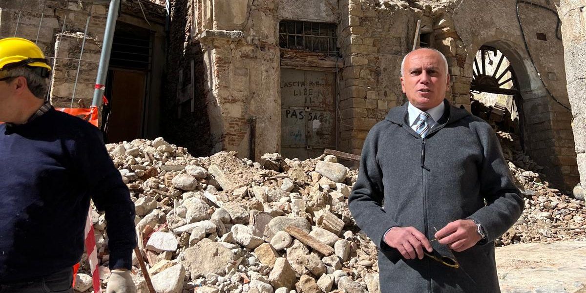 Crollo in piazzetta Toscano, nuovo sopralluogo del sindaco Franz Caruso