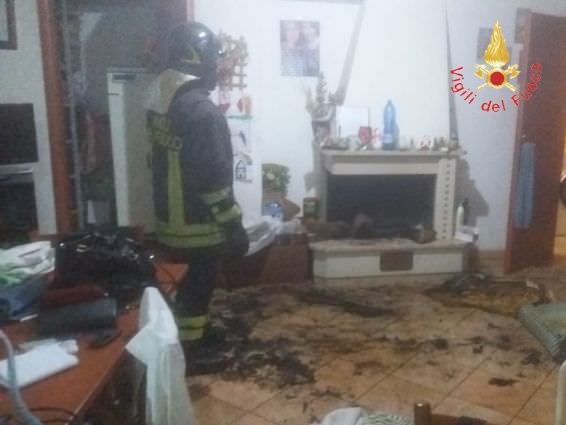 Incendio in un'abitazione a Soverato, ferita la proprietaria