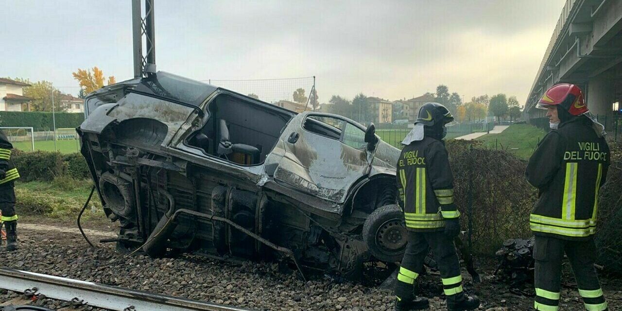 Pulmino travolto da un treno nel Parmense, un morto e tre feriti